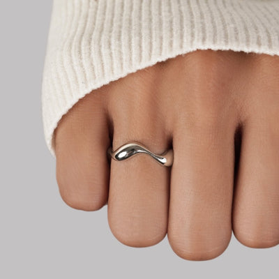 Hayden Waves | Minimalist Ring