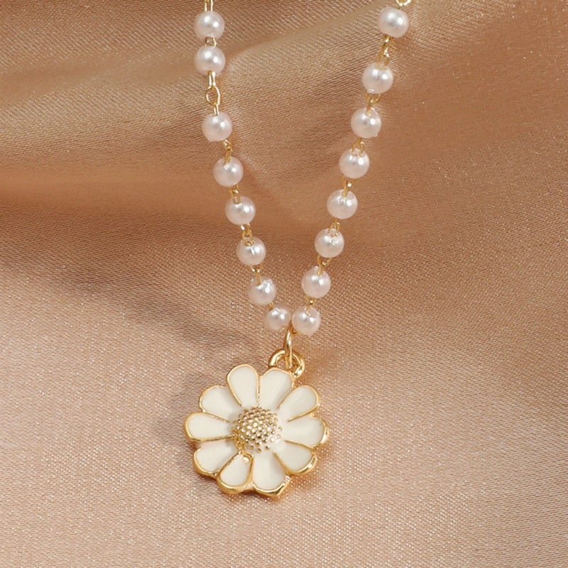 Hayden Vicky | Pearl Daisy Pendant