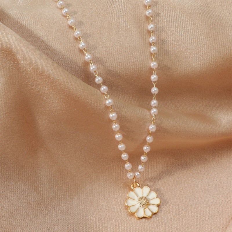 Hayden Vicky | Pearl Daisy Pendant
